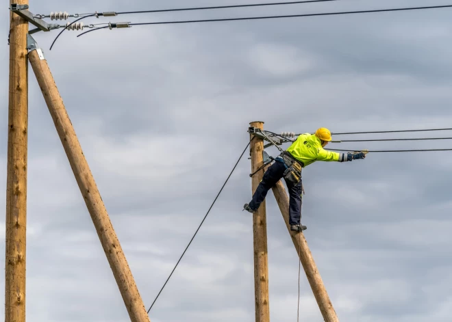 Otrdienas rītā vētras ietekmē elektroapgāde vēl traucēta vairākiem tūkstošiem "Sadales tīkla" klientu