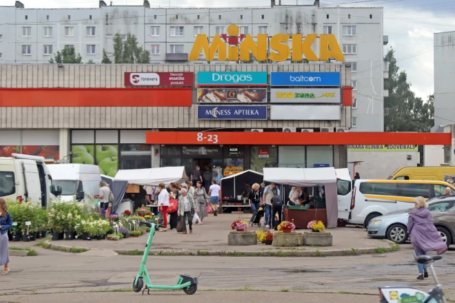 Jau 48 gadus Purvciemā ir veikals, kas slavina rašistus atbalstošās valsts Baltkrievijas galvaspilsētu Minsku. Par tā pārdēvēšanu labskanīgākā vārdā tā īsti neviens nav aizdomājies.