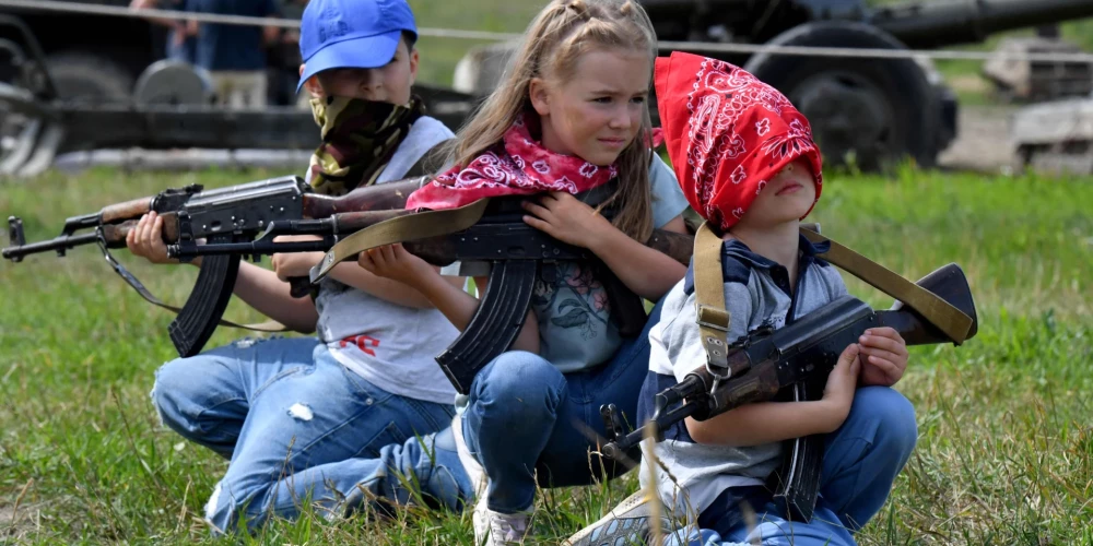 Okupanti Ukrainas bērnus grib pāraudzināt par sava režīma kalpiem