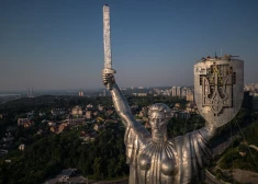 2023. gada 6. augustā Kijivā uz 62 metrus augstā pieminekļa "Dzimtene" vairoga tiek uzstādīts Ukrainas ģērbonis. Ukrainas trijžuburis aizstāja bijušās Padomju Savienības ģērboni, kas tika noņemts šā mēneša sākumā.