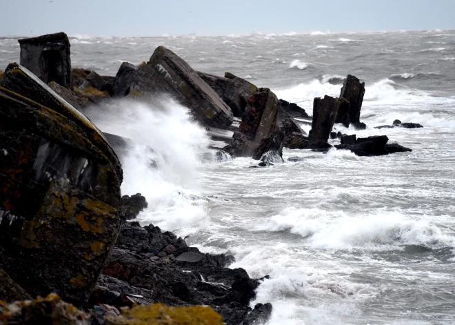 На побережье Латвии объявлено оранжевое штормовое предупреждение