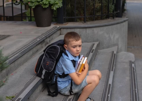 Par mobingu mēdz dēvēt vienaudžu savstarpējo vardarbību, un par tā iemeslu var kļūt dažādas upura atšķirības no pārējiem, tostarp uzvedība, ārējais izskats, sliktākas sekmes, citādas intereses vai mazāks materiālais nodrošinājums.