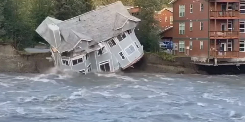 Основание под рухнувшим в реку домом размывалось в течение шести часов.