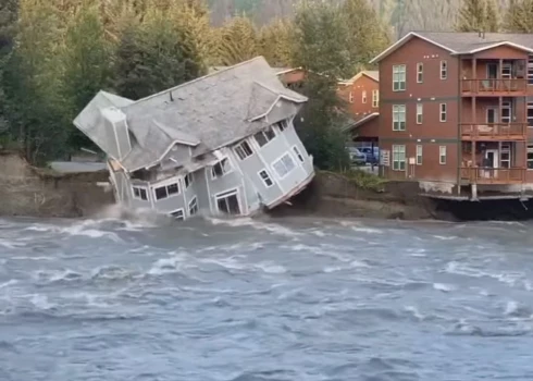 ВИДЕО: на Аляске 2-этажный особняк эпично рухнул в реку
