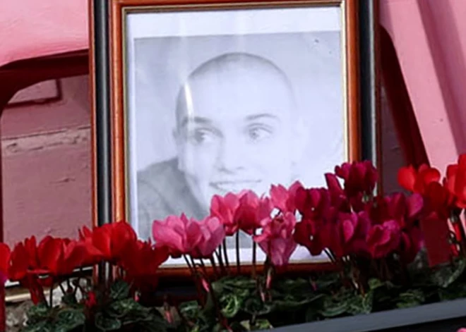 Тысячи поклонников собрались на улицах города Брей (Ирландия), чтобы отдать дань памяти певице Шинейд О'Коннор. Ранее во вторник состоялась частная панихида. На ней присутствовали президент и премьер-министр Ирландии и певец Боб Гелдоф.
