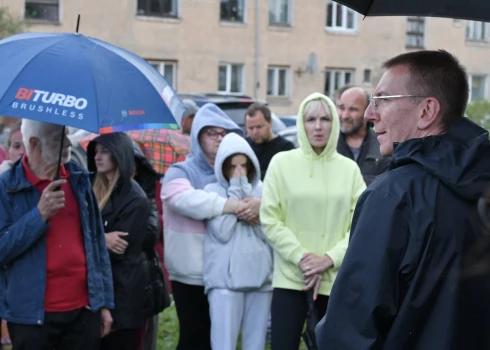 Tiekoties ar iedzīvotājiem, Rinkēvičs pauda izpratni un solīja palīdzēt risināt jautājumu par materiālas palīdzības sniegšanu cietušajām saimniecībām.