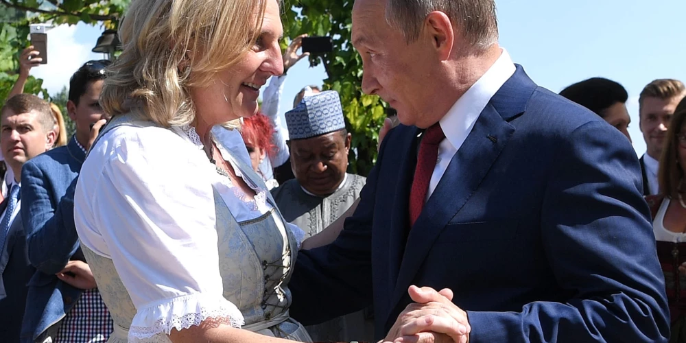 2018. gadā bijusī Austrijas ministre Karīna Kneisla izpelnījās mediju uzmanību, dejojot kāzās ar Krievijas prezidentu Vladimiru Putinu.