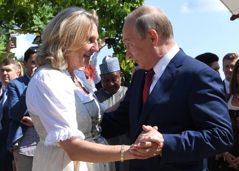 Bijusī Austrijas ārlietu ministre, kurai patīk dejot ar Putinu, apmetusies uz dzīvi Rjazaņas apgabalā