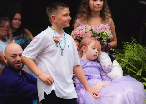 Ей не нужен был Диснейленд: смертельно больная 10-летняя школьница вышла замуж за друга - это было ее последним желанием