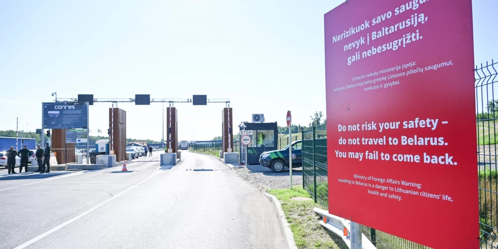 FOTO: lietuvieši pie Baltkrievijas robežas izvieto brīdinošus plakātus tautiešiem: “Nebrauc, tu vari vairs neatgriezties”