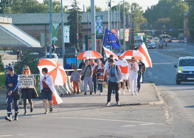 Gājiens sākās pie Latvijas Nacionālās bibliotēkas Pārdaugavā un pa Akmens tilta ietvi virzās uz Brīvības pieminekli.