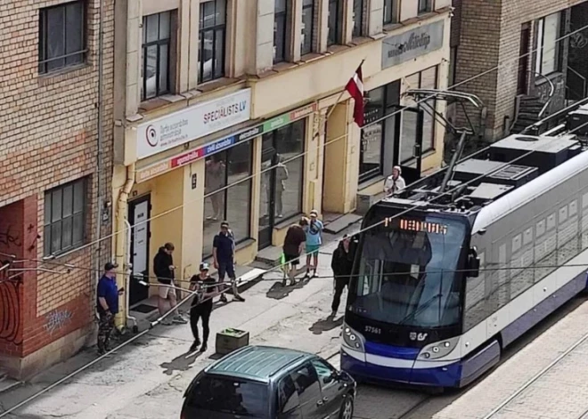 VIDEO: Rīgā bezkaunīgs autovadītājs "noparkojas" uz sliedēm un liek gaidīt vismaz 15 minūtes