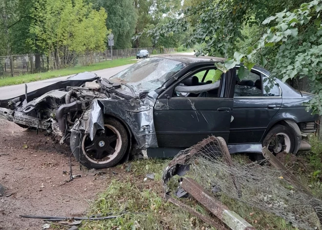 Daugavpiliešus atkal biedē zarnu smakas, dzērājšoferis iebrauc kapos, izdemolē Dambi: kriminālā province