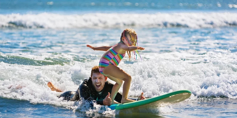 Взрослые должны быть уверены, что водоем безопасен для купания.