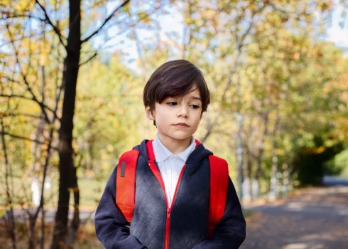 Novērojot izmaiņas bērna uzvedībā, kas varētu liecināt par trauksmi, būtiski ar bērnu pārrunāt šo satraukumu un nosaukt vārdos, piemēram, “man izskatās, ka tu esi satraucies par skolas sākšanos”.