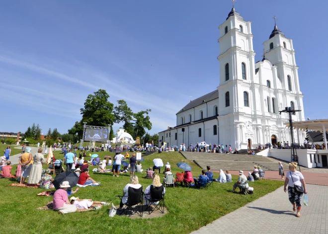 SvçtceïnieaSagaidot Vissvētākās Jaunavas Marijas debesīs uzņemšanas svētkus, Aglonas puses viesnīcnieki vēlas saņemt ne tikai garīgu svētību, bet arī materiālu labumu, palielinot viesu māju numuriņu cenas.ki ierodas Aglonâ uz Vissvçtâkâs Jaunavas Marijas Debesîs uzòemðanas svçtkiem.