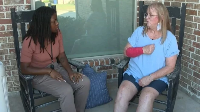 Cietusī sieviete (pa labi) dalās piedzīvojumos.