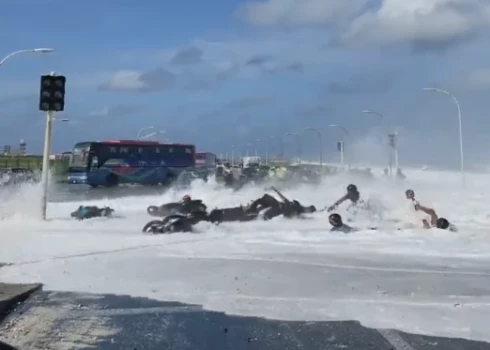 Video: Maldīvijas motociklistus pārsteidz "cunami"; okeāns aizvien vairāk apdraud populāro tūrisma valsti