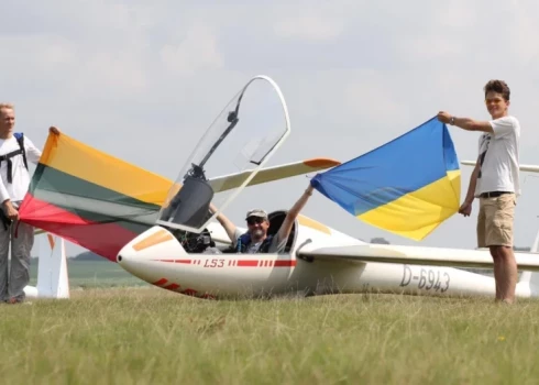 Три литовских пилота планируют перелететь на планерах через всю Европу