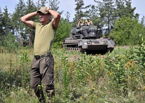 Ukraiņu karavīri pie pretgaisa aizsardzības pašgājēja "Gepard".