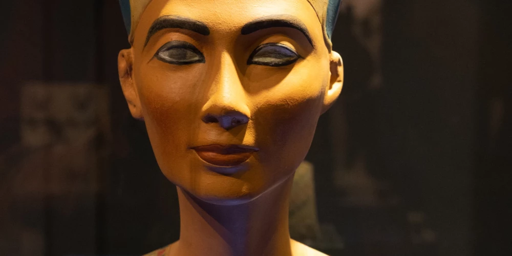 Nefertiti bija viena no ietekmīgākajām antīkās pasaules valdniecēm, kas joprojām ir noslēpums mūsdienu pētniekiem. Nefertiti tronī bija 12 gadus.