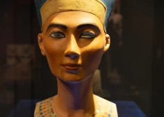 Nefertiti bija viena no ietekmīgākajām antīkās pasaules valdniecēm, kas joprojām ir noslēpums mūsdienu pētniekiem. Nefertiti tronī bija 12 gadus.