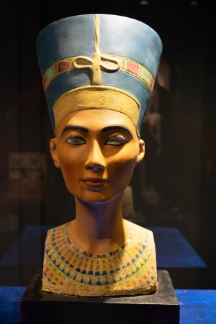 Nefertiti bija viena no ietekmīgākajām antīkās pasaules valdniecēm, kas joprojām ir noslēpums mūsdienu pētniekiem. Nefertiti tronī bija 12 gadus.