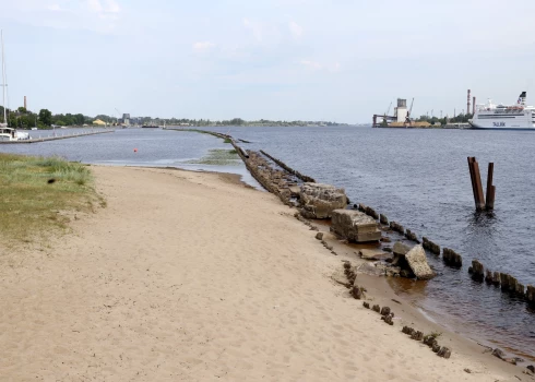 На семи неофициальных пляжах Риги купаться не рекомендуется: список