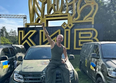 2000 км за 29 часов: Маркус Рива помог доставить автомобили защитникам Украины