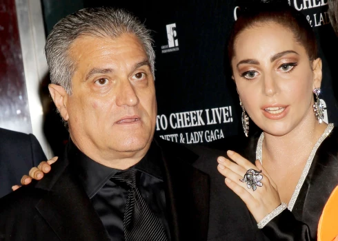 Lady Gaga tētis mudina Ņujorkas kaimiņus sacelties pret nevaldāmiem migrantiem, kas pārņēmuši rajonu