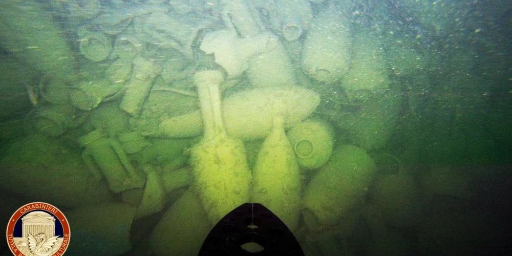 VIDEO: pie Itālijas krastiem atrod 2000 gadu senu kuģa vraku ar saglabājušos kravu
