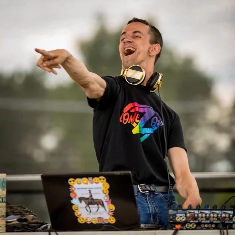 Rihardu aicina par dīdžeju gan Baldonē, gan lielu uzņēmumu pasākumos.