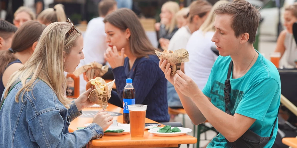 Gardēži nobauda burgerus, lai uzzinātu, kurš Latvijā ir garšīgākais.