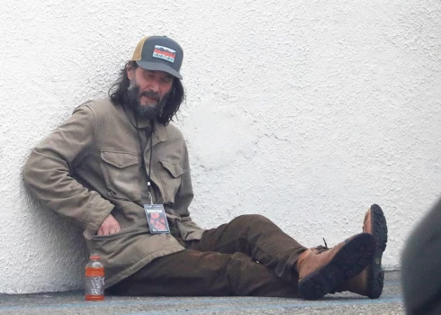 Киану Ривз совершенно не похож на суперзвезду Голливуда.