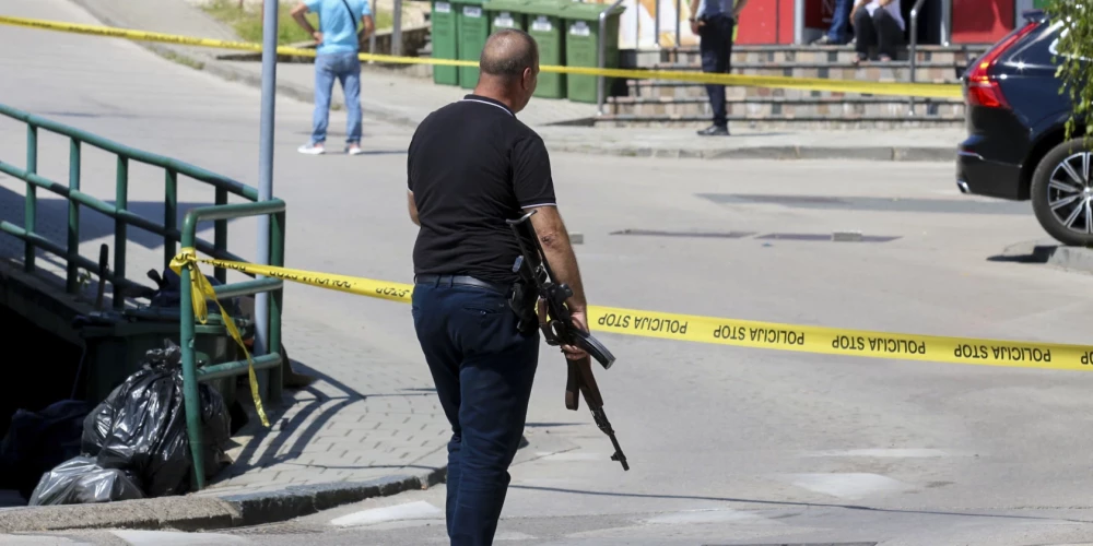 Vardarbīgs vīrs "Instagram" tiešraidē nošauj bijušo sievu un sarīko slaktiņu Bosnijas mazpilsētas ielās