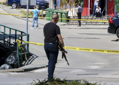 Vardarbīgs vīrs "Instagram" tiešraidē nošauj bijušo sievu un sarīko slaktiņu Bosnijas mazpilsētas ielās