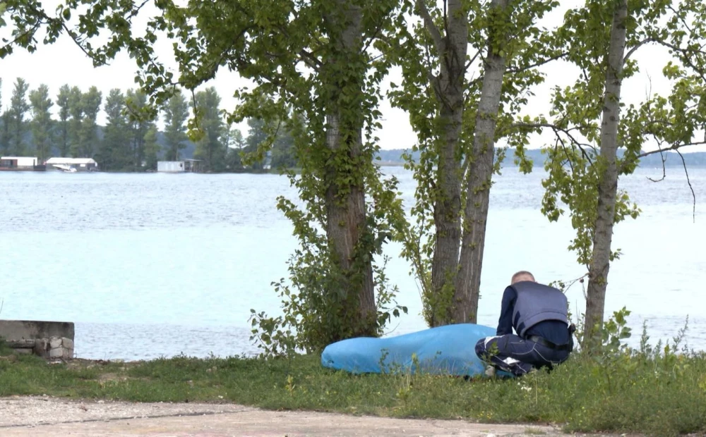 Etter en familiekonflikt ba mannen om å få låne 6 euro og kunngjorde at han ville begå selvmord.  Den ble funnet i Kīšezero