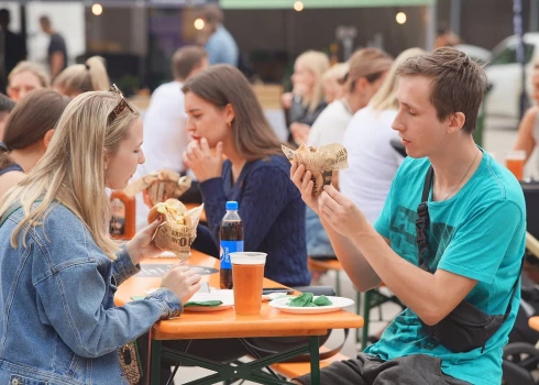 ФОТО: на Эспланаде идет "Рижский фестиваль бургеров" - сегодня насыщенная программа