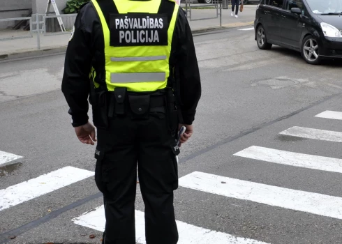 Daugavpils pašvaldības policijas darbinieks.