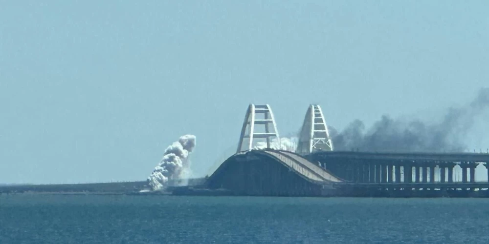 Pie Krimas tilta dzirdami sprādzieni un pacēlies pamatīgs dūmu mākonis