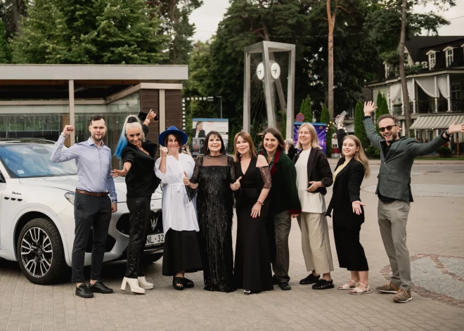 Karstasinīgi Balkānu ritmi un melodijas, kam neviens nespēj pretoties – vācu mūziķa Shantel (Stefan Hantel) atgriešanās festivālā “Summertime – aicina Inese Galante” bija ilgi gaidīts notikums, un koncerta apmeklētāji nebija vīlušies.