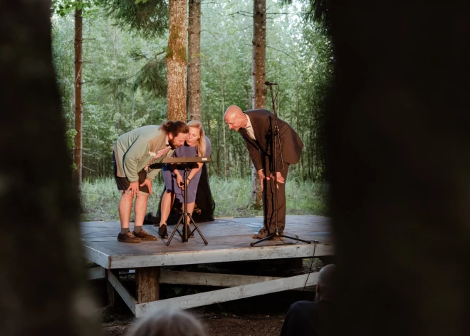  Jubilejas festivāls "Sansusī" sākās ar desmit kūciņām un vienu svecīti, kuru kopā ar apmeklētājiem uz Jaunās meža skatuves, katram iedomājoties savu vēlēšanos, nopūta "Sansusī" aizsācēji ­– Armands un Arnita.