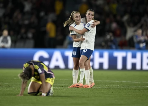 Anglijas futbolistes izmoka uzvaru pār Kolumbiju un iekļūst Pasaules kausa pusfinālā