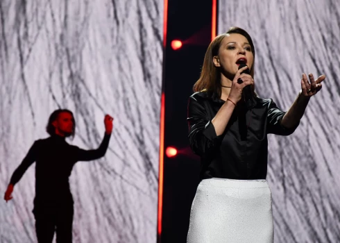 Marija Naumova uzstājas "Muzikālā banka 2022" finālā Daugavpils Olimpiskajā centrā.