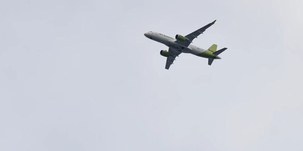 Самолет airBaltic вылетел в Дублин, но вернулся в Ригу из-за неисправности