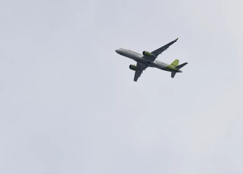 Самолет airBaltic вылетел в Дублин, но вернулся в Ригу из-за неисправности
