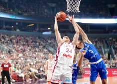 Latvijas vīriešu basketbola valstsvienības spēlētājs Andrejs Gražulis (baltā tērpā) pārbaudes spēlē basketbolā starp Latvijas un Dominikānas valstsvienībām "Arēnā Rīga''.