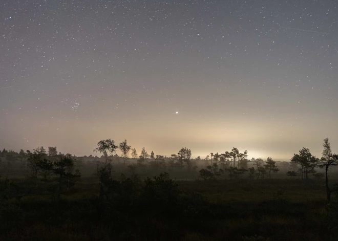 Naktī uz svētdienu bija vērojams krāšņākais zvaigžņu lietus - Perseīdu meteoru plūsma. Ne tikai Jūrmalas pludmalē, bet arī Lielajā Ķemeru tīrelī varēja noķert krītošās zvaigznes. Zvaigznes vērot un īpašo atmosfēru izbaudīt bija sabraukuši daudzi, un apmeklētāju plūsma daudz neatšķīrās no dienas laika.