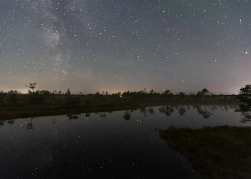 ФОТО: люди наблюдают за "звездным дождем" на Большом Кемерском болоте
