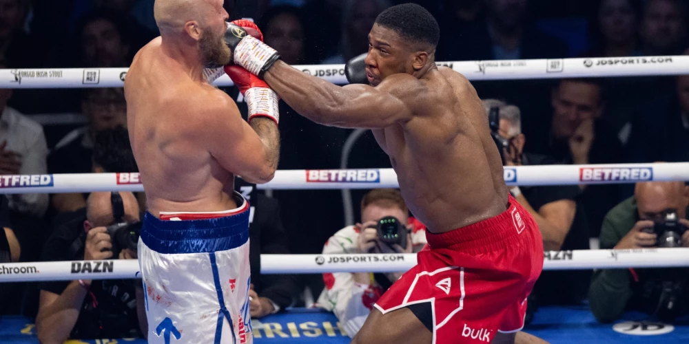 Lielbritānijas bokseris savu pretinieku apturēja pēc septītajā raundā aizvadītas pusotras minūtes, izdarot spēcīgu sitienu ar labo roku.